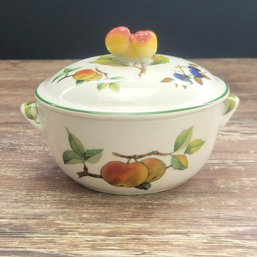 Royal Worchester Evesham 1 Pt Round Covered Casserole Dish, Peach Knob, England